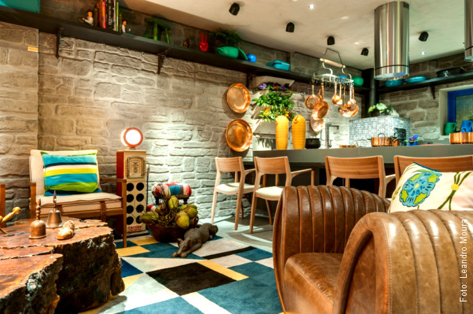 O rústico e o polido se encontraram muito bem no "Espaço Gourmet" de Regina Amaral na Casa Cor Goiás. Note o revestimento "Castelo Rocca Tahine" nas paredes.