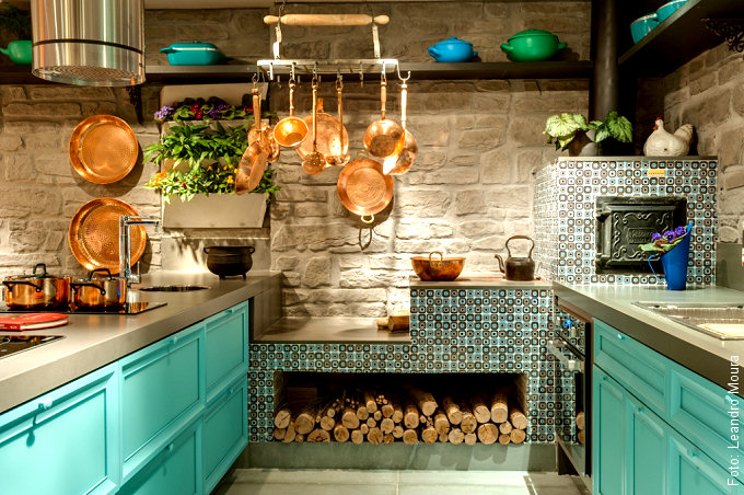 Armários de cozinha "antiguinhos" e coloridos faziam par com o belo fogão a lenha!