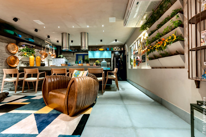 O ambiente bastante comprido contou com uma espécie de "recepção" onde deveriam ficar amigos e familiares.